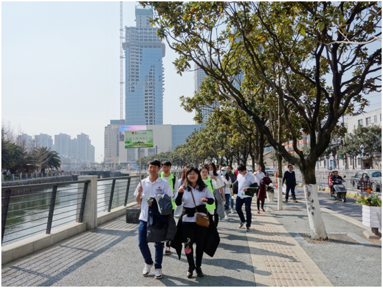一路上，志愿者把“学雷锋践行动 树新风做好事 做志愿者”的精神传扬到大街小巷，把雷锋为人民服务的志愿精神带到城市的每个角落。